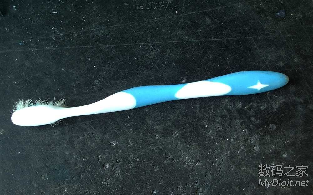 拆一支牙刷和两个电容,然后DIY做成一副耳机,呵呵... 拆一支牙刷和两个电容,然后DIY做成一副耳机,呵呵...