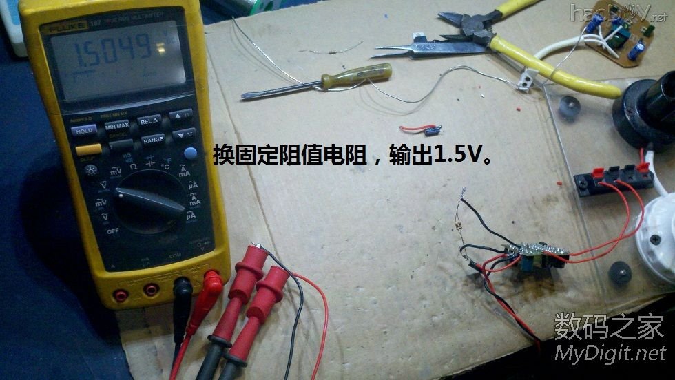 挂钟改用手机充电器1.5V供电,从此再也不用换电池了。 挂钟改用手机充电器1.5V供电,从此再也不用换电池了。