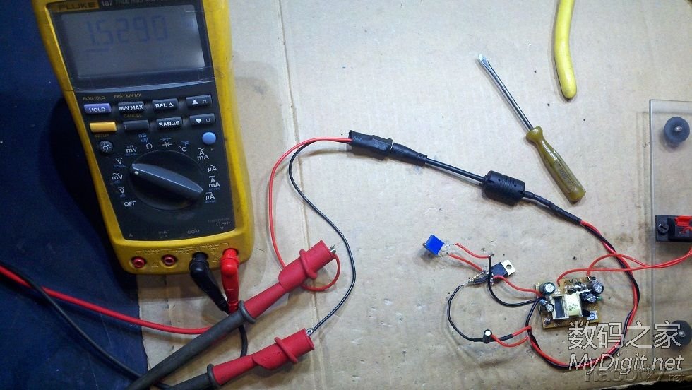 挂钟改用手机充电器1.5V供电,从此再也不用换电池了。 挂钟改用手机充电器1.5V供电,从此再也不用换电池了。