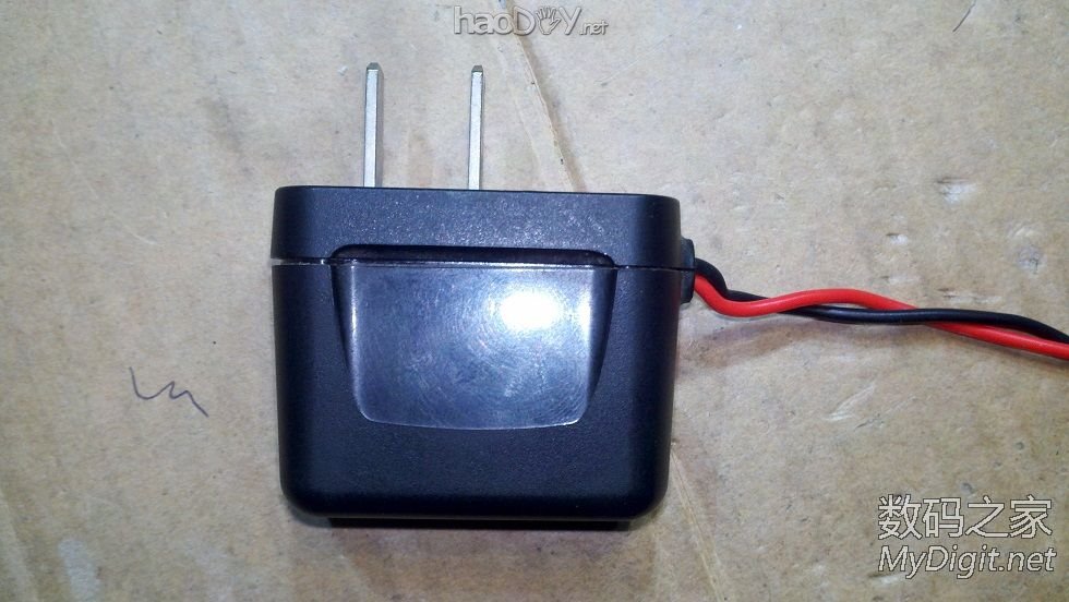 挂钟改用手机充电器1.5V供电,从此再也不用换电池了。 挂钟改用手机充电器1.5V供电,从此再也不用换电池了。