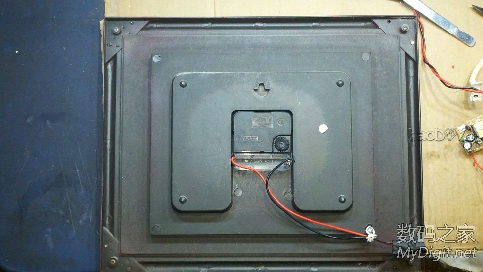 挂钟改用手机充电器1.5V供电,从此再也不用换电池了。 挂钟改用手机充电器1.5V供电,从此再也不用换电池了。