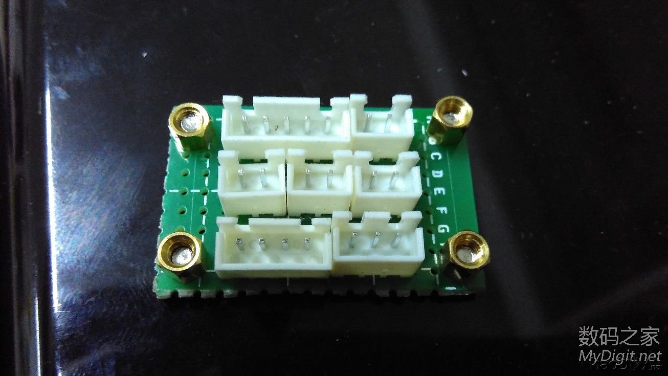 用心做一个4S平衡充,也就是独立充,4个5V1A电源加4个4056充电板 用心做一个4S平衡充,也就是独立充,4个5V1A电源加4个4056充电板