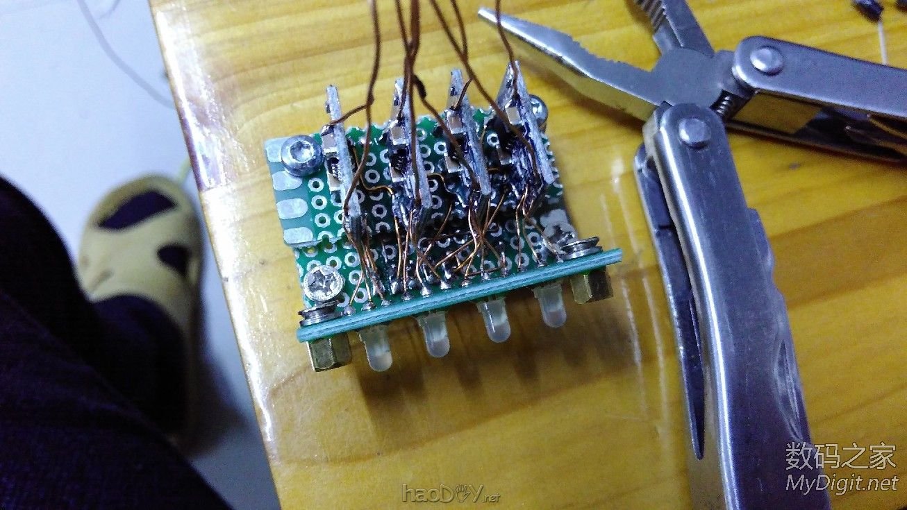 用心做一个4S平衡充,也就是独立充,4个5V1A电源加4个4056充电板