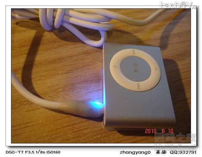 之前买的IPOD SUFFLE,组装底座越看越不爽,改!另增新买一银色