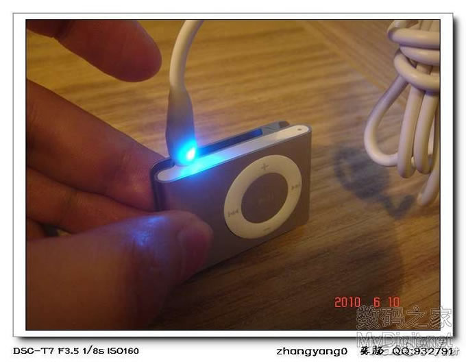 之前买的IPOD SUFFLE,组装底座越看越不爽,改!另增新买一银色