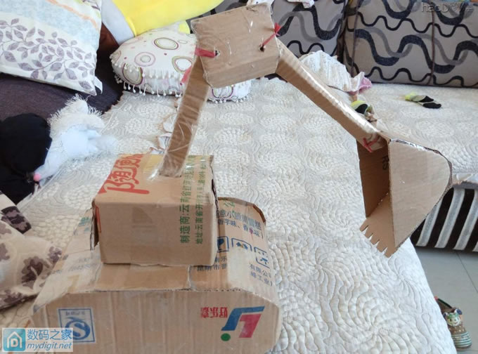 用纸板给宝宝做的挖机,有点粗糙,望多多指教 用纸板给宝宝做的挖机,有点粗糙,望多多指教