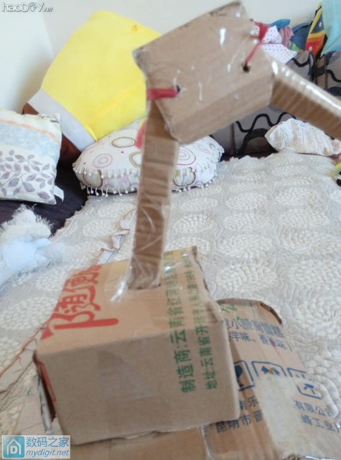 用纸板给宝宝做的挖机,有点粗糙,望多多指教 用纸板给宝宝做的挖机,有点粗糙,望多多指教