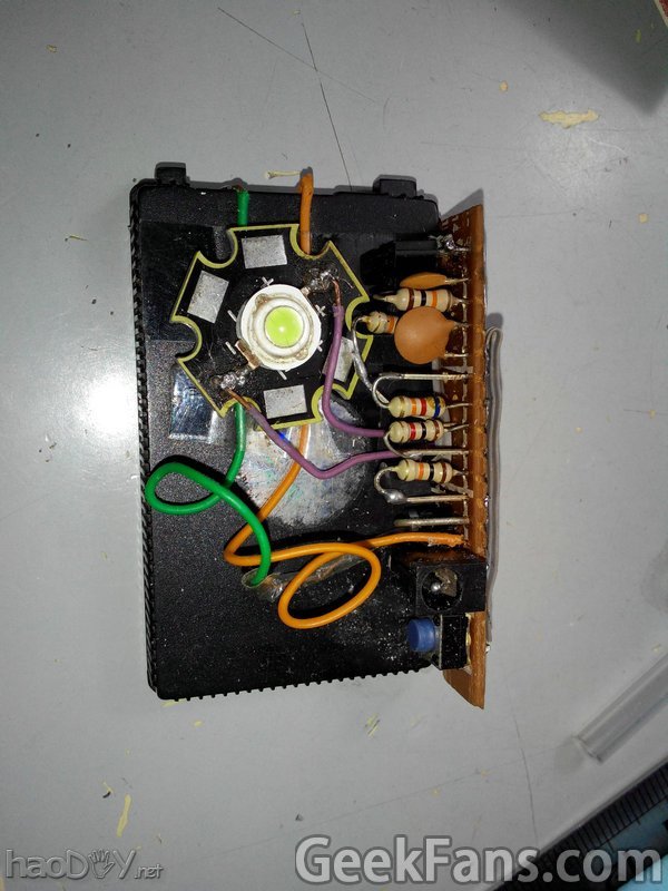 废物利用:DIY精致高亮度LED小手电筒