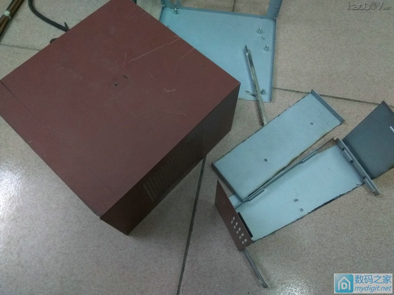 终于可用,小制作,多功能桌面工具组合,功能有万年历、烙铁、电源、假负载、收音等。 终于可用,小制作,多功能桌面工具组合,功能有万年历、烙铁、电