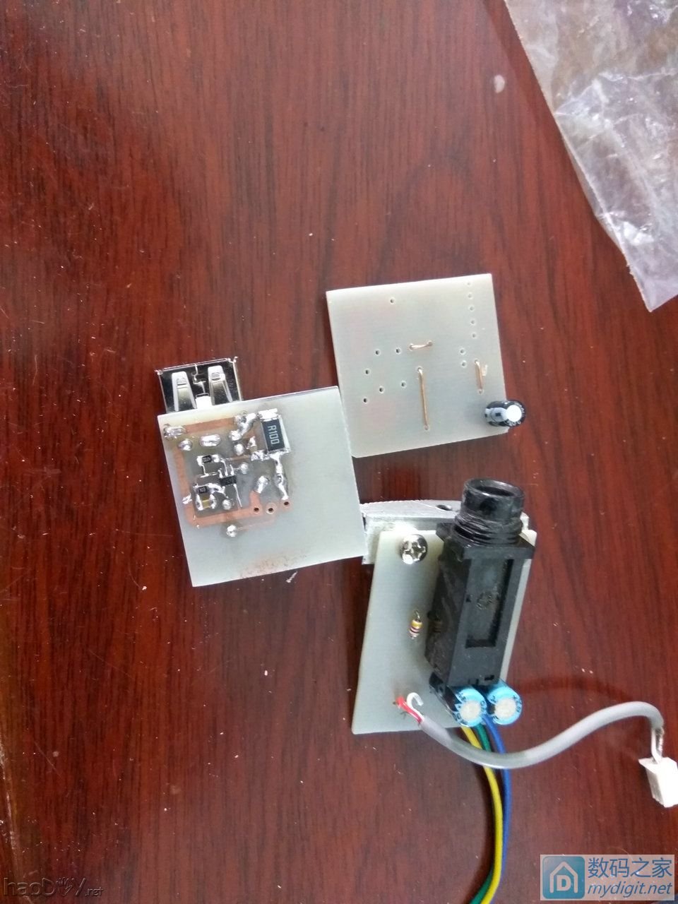 终于可用,小制作,多功能桌面工具组合,功能有万年历、烙铁、电源、假负载、收音等。 终于可用,小制作,多功能桌面工具组合,功能有万年历、烙铁、电