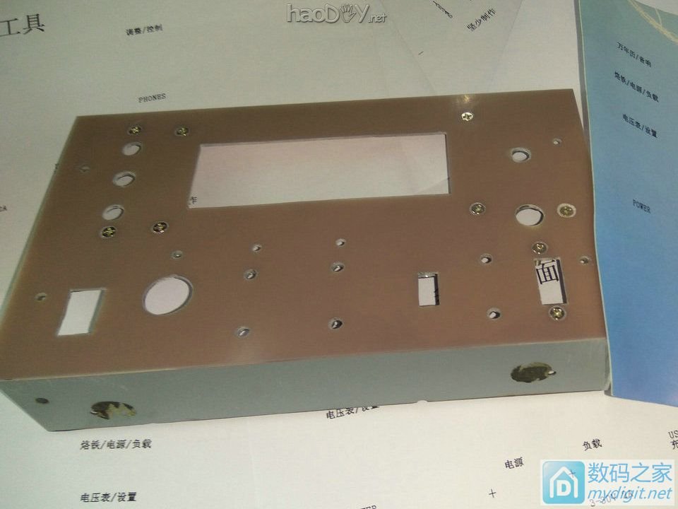 终于可用,小制作,多功能桌面工具组合,功能有万年历、烙铁、电源、假负载、收音等。 终于可用,小制作,多功能桌面工具组合,功能有万年历、烙铁、电