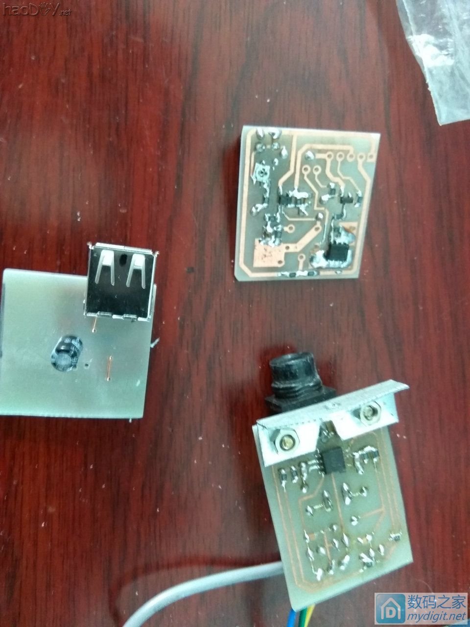 终于可用,小制作,多功能桌面工具组合,功能有万年历、烙铁、电源、假负载、收音等。 终于可用,小制作,多功能桌面工具组合,功能有万年历、烙铁、电