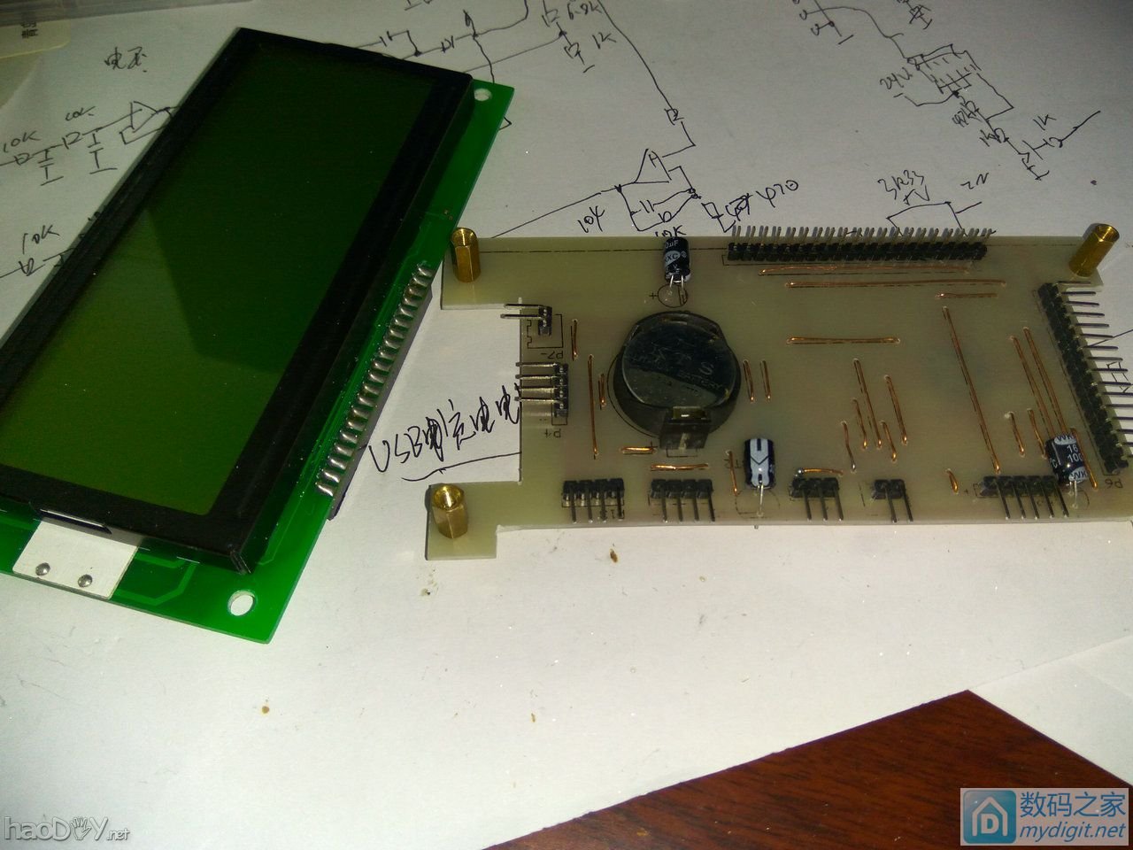 终于可用,小制作,多功能桌面工具组合,功能有万年历、烙铁、电源、假负载、收音等。 终于可用,小制作,多功能桌面工具组合,功能有万年历、烙铁、电