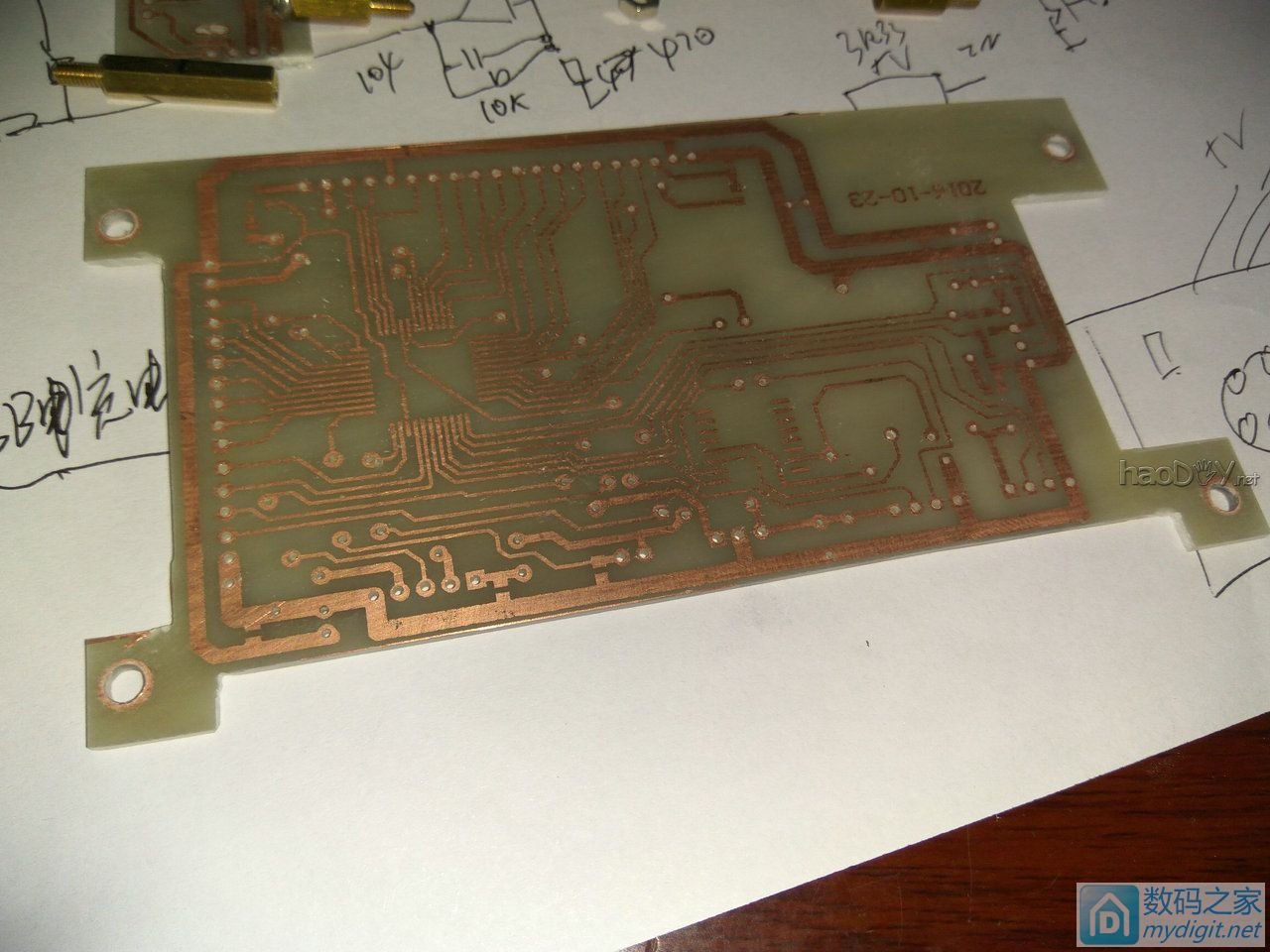终于可用,小制作,多功能桌面工具组合,功能有万年历、烙铁、电源、假负载、收音等。 终于可用,小制作,多功能桌面工具组合,功能有万年历、烙铁、电