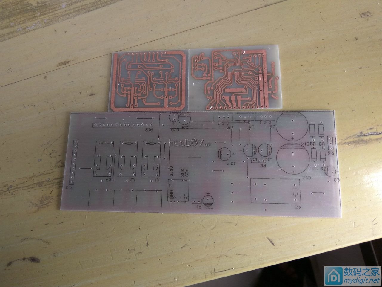 终于可用,小制作,多功能桌面工具组合,功能有万年历、烙铁、电源、假负载、收音等。 终于可用,小制作,多功能桌面工具组合,功能有万年历、烙铁、电