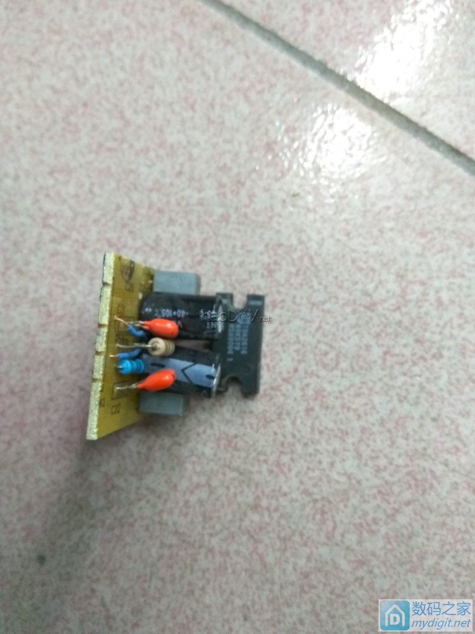 终于可用,小制作,多功能桌面工具组合,功能有万年历、烙铁、电源、假负载、收音等。 终于可用,小制作,多功能桌面工具组合,功能有万年历、烙铁、电