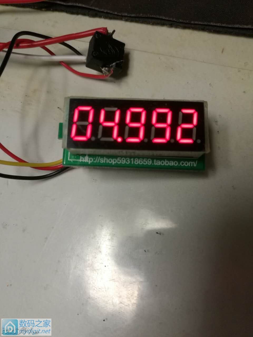 这就是拆开后的板子,上面有厂家店号 五位电压表坏了厂家不修,恼了自己写程序,公布出来方便大家