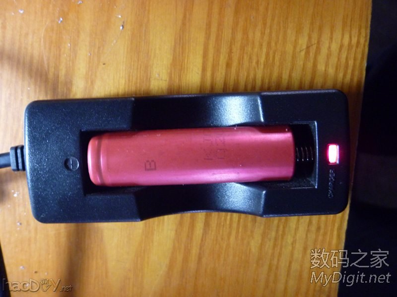 用我的HXY充电器充电吧!开始忘拍了,0.04V这个不能充电,指示灯都是绿的,不变红,现在可以了。 高危行为,激活0V、几十欧姆的18650电池。