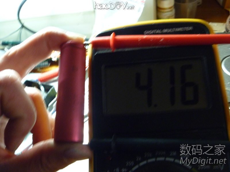这是我早上用这种方法弄好的另一颗电池,已经充了一上午电的,不知道什么原因,只有4.16V。 高危行为,激活0V、几十欧姆的18650电池。