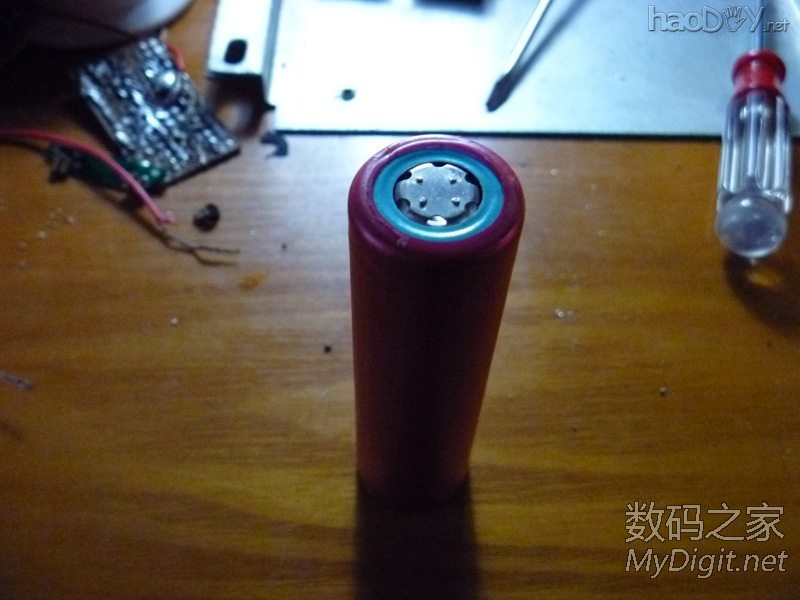 再来一个,开了灯 高危行为,激活0V、几十欧姆的18650电池。