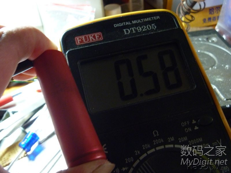 再看下电压0.58V了 高危行为,激活0V、几十欧姆的18650电池。