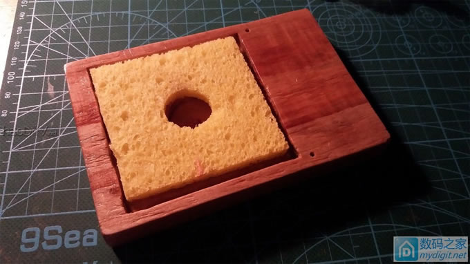 给自己DIY的数显白光T12做一个烙铁架 给自己DIY的数显白光T12做一个烙铁架