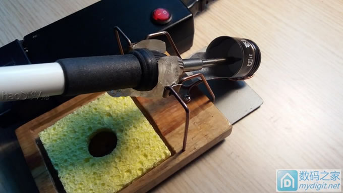 给自己DIY的数显白光T12做一个烙铁架 给自己DIY的数显白光T12做一个烙铁架