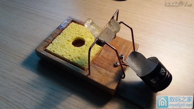 给自己DIY的数显白光T12做一个烙铁架 给自己DIY的数显白光T12做一个烙铁架