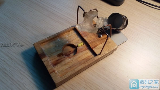 给自己DIY的数显白光T12做一个烙铁架 给自己DIY的数显白光T12做一个烙铁架