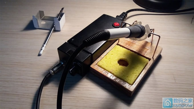 给自己DIY的数显白光T12做一个烙铁架 给自己DIY的数显白光T12做一个烙铁架