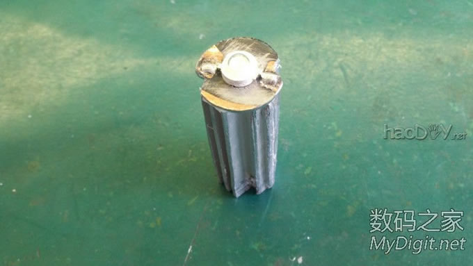 捡个拖把棍子(铝滴)D个小手电,楼层较多,早起锻炼身体哈。