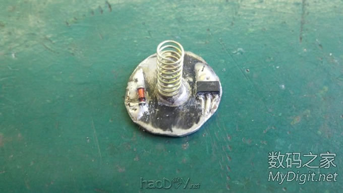 捡个拖把棍子(铝滴)D个小手电,楼层较多,早起锻炼身体哈。