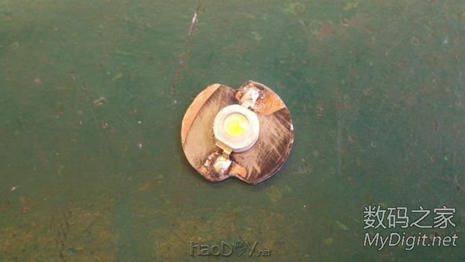 捡个拖把棍子(铝滴)D个小手电,楼层较多,早起锻炼身体哈。