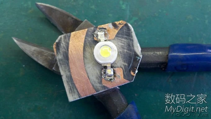 捡个拖把棍子(铝滴)D个小手电,楼层较多,早起锻炼身体哈。