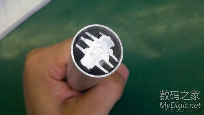 捡个拖把棍子(铝滴)D个小手电,楼层较多,早起锻炼身体哈。