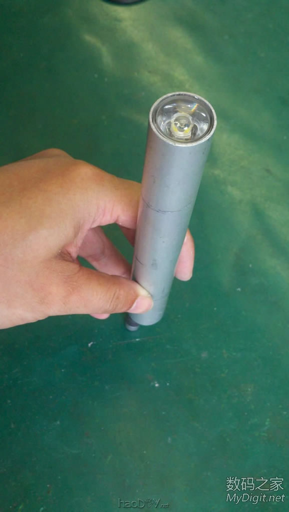 捡个拖把棍子(铝滴)D个小手电,楼层较多,早起锻炼身体哈。