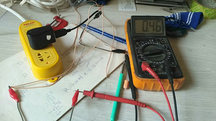 最后用两根并联后21欧,单根也就是42欧那么长的,实测电流460毫安,哈哈,赶上60瓦电热毯的发热量了.实测通电5分钟后手摸电热丝微热,好了可以了。 坏了的电热毯不要扔,里面的电热丝可以做个发热鼠标