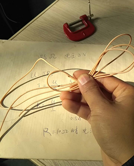 计算了一下工作电流,看需要截多长的电热丝。 坏了的电热毯不要扔,里面的电热丝可以做个发热鼠标