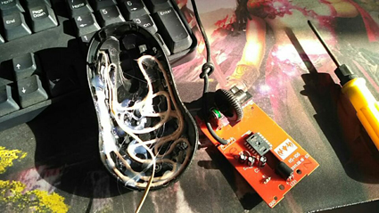 电热丝两端各接一段导线,上热熔胶,尽量个发热丝盘的挨着外壳,然后就可以接鼠标电源了,当然,肯定要接个小开关的,虽然我这里没有接,嘿嘿 坏了的电热毯不要扔,里面的电热丝可以做个发热鼠标