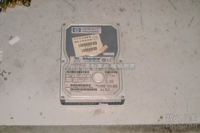 选用的是一款老款的迈拓硬盘,老款硬盘,拆了磁头也可以长期转动。型号是3xxxxHx系列 难道废硬盘只能改成“电磨”吗?请看我的原创DIY(84P揭晓答案/