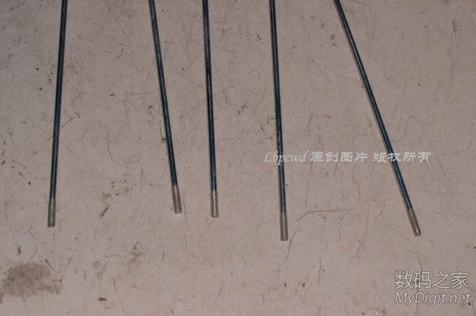 只有一头有螺纹,需要的是两边要有螺纹,但是找不到合适的材料,只有把它们折断再焊成一条 难道废硬盘只能改成“电磨”吗?请看我的原创DIY(84P揭晓答案/