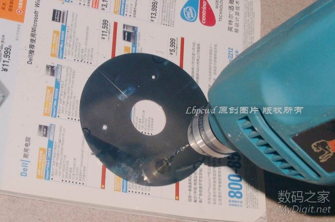 拿开铁盒,在盘片上定好的位置打孔 难道废硬盘只能改成“电磨”吗?请看我的原创DIY(84P揭晓答案/