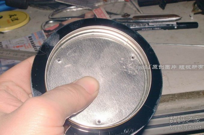 划好等分线之后,把铁盒的三个孔对好盘片的三条线就可以方便定好碟片的大致孔位了。 难道废硬盘只能改成“电磨”吗?请看我的原创DIY(84P揭晓答案/