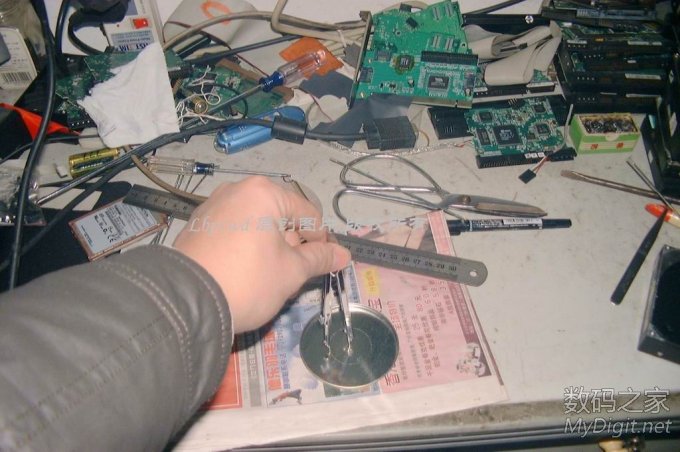 盖子圆心就无所谓了,随便目测画圆,可能有点偏了~~ 难道废硬盘只能改成“电磨”吗?请看我的原创DIY(84P揭晓答案/