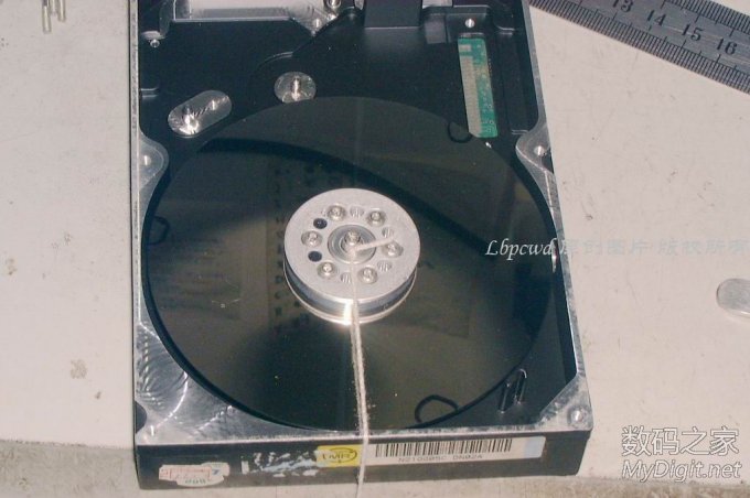 刚好6个螺丝位置相等的,所以利用螺丝和中线的位置就可以比较容易地分成三等分 难道废硬盘只能改成“电磨”吗?请看我的原创DIY(84P揭晓答案/