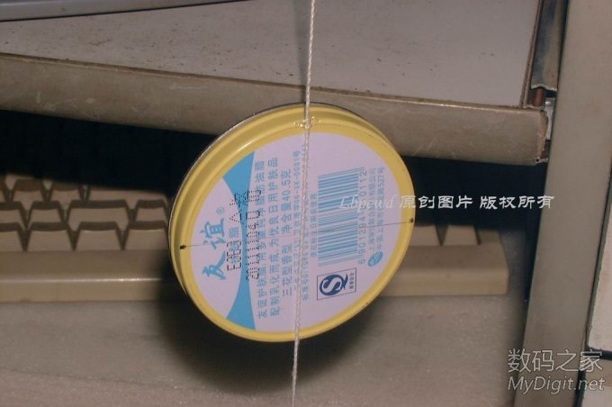 在圆盒的一点标好,用热熔胶把线粘住,利用重力来确定另一个点。如此拉两三次,连个相应的点画线,相交的圆心就大致定位好 难道废硬盘只能改成“电磨”吗?请看我的原创DIY(84P揭晓答案/