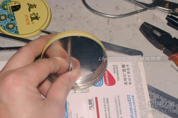 跟着在铁盒边上打上几个针孔(一定要是针孔,孔大了不行的哦~~) 难道废硬盘只能改成“电磨”吗?请看我的原创DIY(84P揭晓答案/