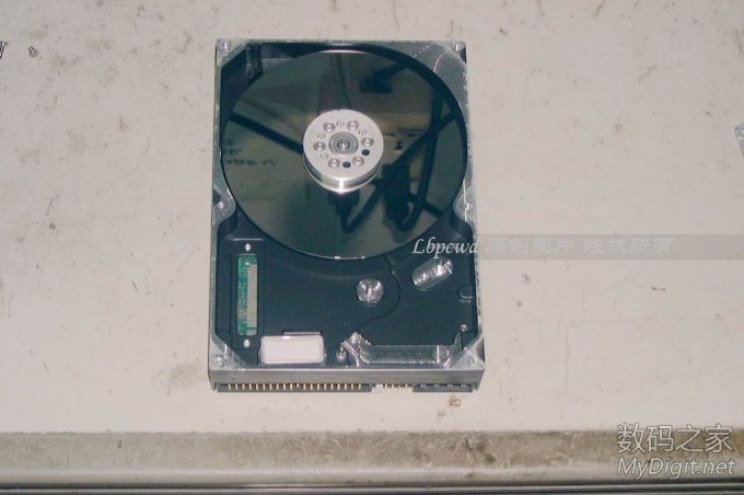 把里面的磁头、磁铁都拆下,只剩下盘片 难道废硬盘只能改成“电磨”吗?请看我的原创DIY(84P揭晓答案/