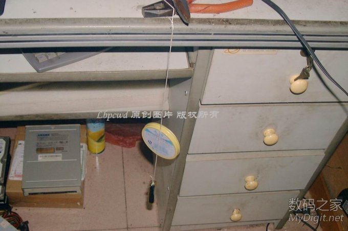 圆形物体确定圆心确实是个问题。用棉线吊了个电池搞了个重锤来拉线定位 难道废硬盘只能改成“电磨”吗?请看我的原创DIY(84P揭晓答案/