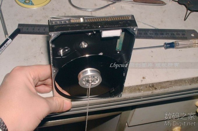 开始盘片定孔位了 难道废硬盘只能改成“电磨”吗?请看我的原创DIY(84P揭晓答案/